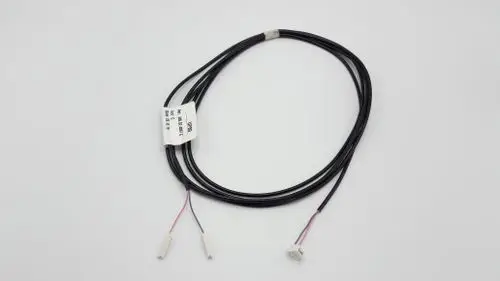 Kabel mit mehreren Leitungen, versehen mit Anschlüssen. Getaggt mit Remeha. Verwendung unklar, möglicherweise für einen Warmwasserfühler.